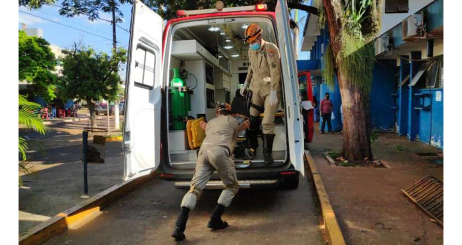 Bombeiros prestam socorro a vítima de descarga elétrica.