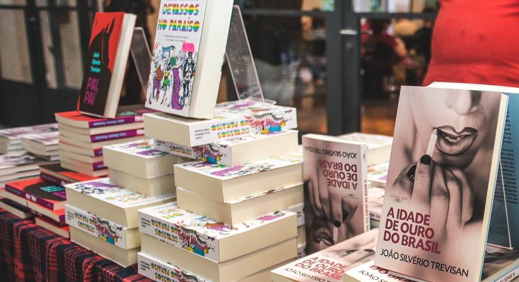 Livros sobre diversidade sexual e de gênero, à venda na edição anterior do evento.